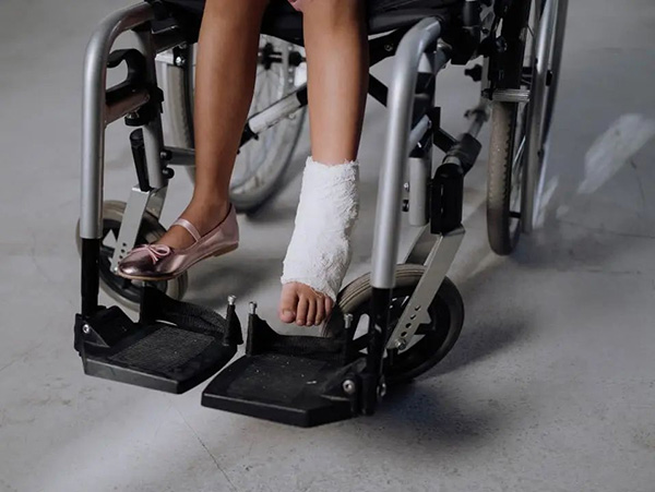 Do ordinary people need customised wheelchairs too? What is the difference between a regular wheelchair and a custom one?
