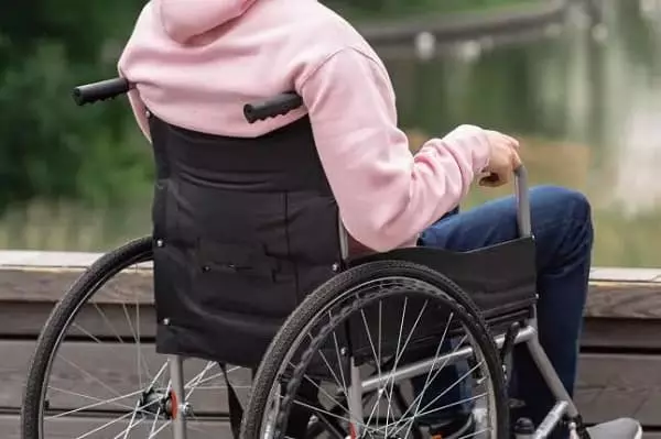 When choosing a wheelchair for an elderly family member, should you opt for a manual wheelchair or an electric wheelchair?